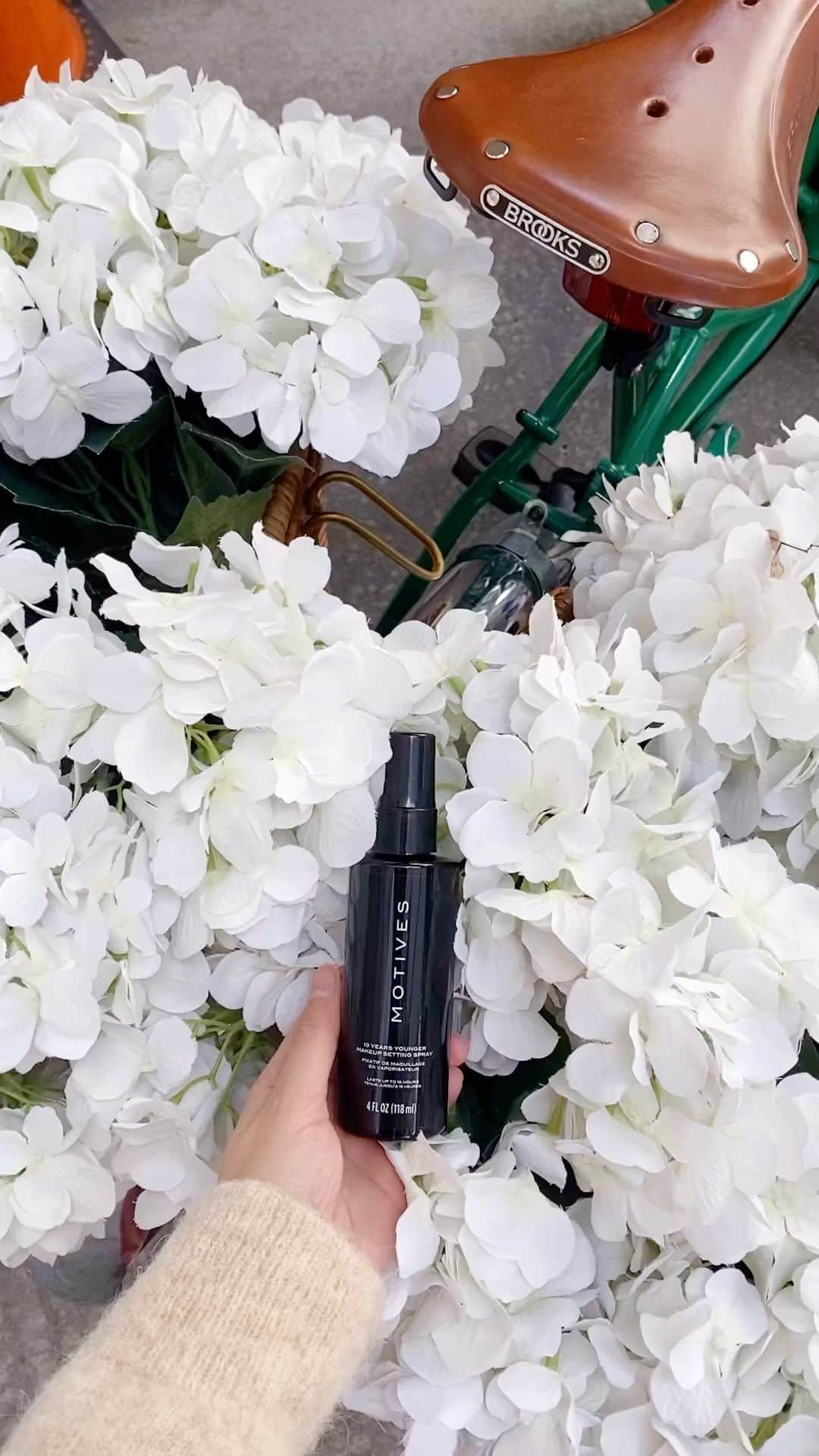 Motives Cosmeticsのインスタグラム：「Lock in your beauty and save 50% more love for your makeup with our 10 Years Younger Makeup Setting Spray! 💖✨ #aestheticmakeup #makeuponthego #beautymusthaves #settingspray #motivescosmetics」