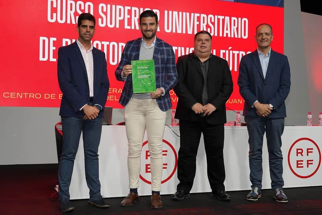 アントニオ・バラガンのインスタグラム：「Gracias a cada una de las personas que han formado parte de este camino ⚽️✏️  ¡Vamos a por más! 💪🏻」