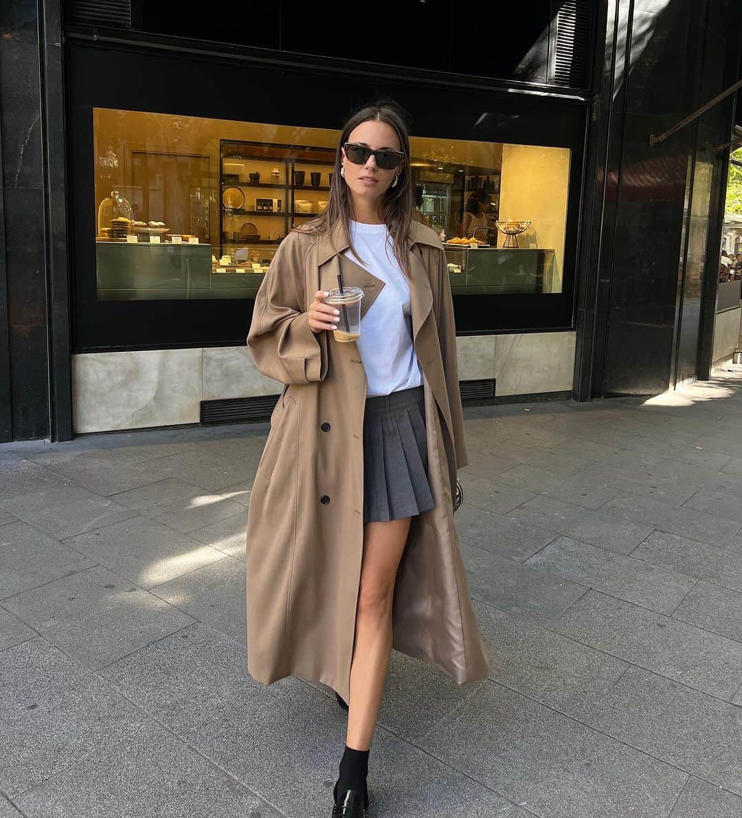 Zina Charkopliaさんのインスタグラム写真 - (Zina CharkopliaInstagram)「Too late for coffee #coffee #trenchcoat #fashion #style」10月24日 4時11分 - zinafashionvibe