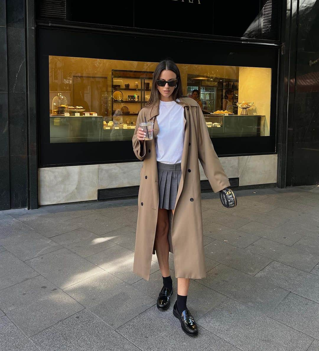 Zina Charkopliaさんのインスタグラム写真 - (Zina CharkopliaInstagram)「Too late for coffee #coffee #trenchcoat #fashion #style」10月24日 4時11分 - zinafashionvibe