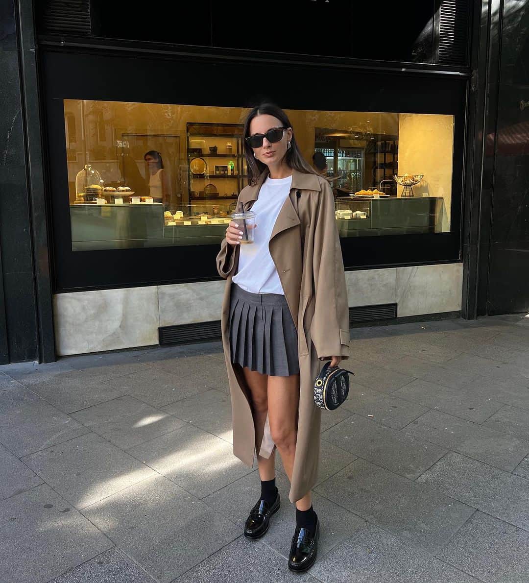 Zina Charkopliaさんのインスタグラム写真 - (Zina CharkopliaInstagram)「Too late for coffee #coffee #trenchcoat #fashion #style」10月24日 4時11分 - zinafashionvibe
