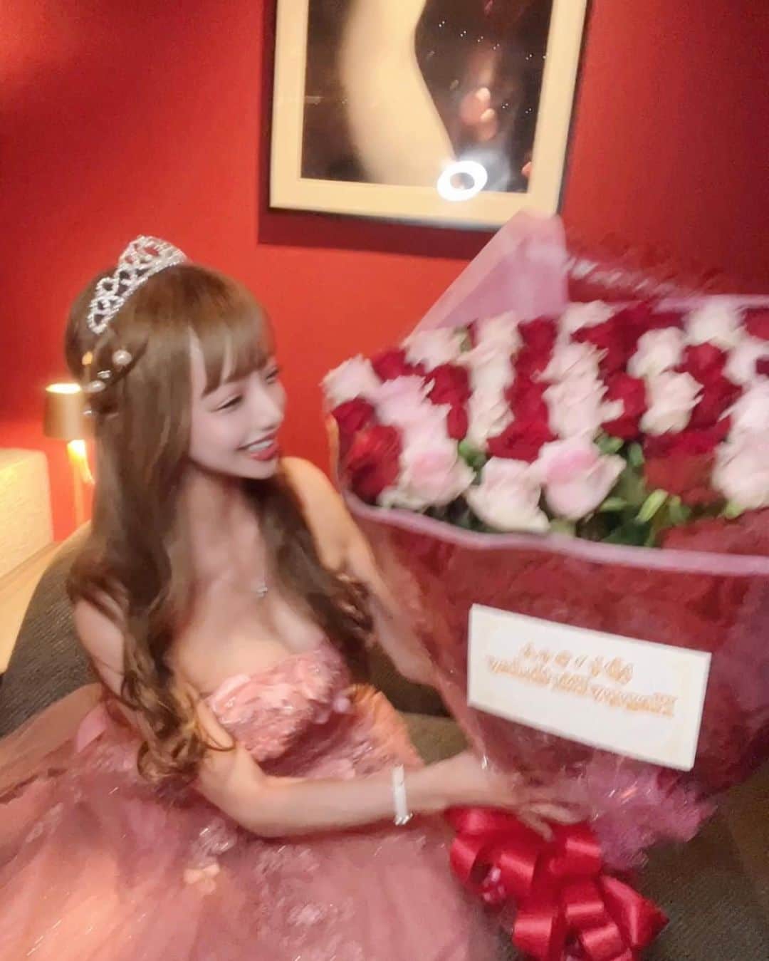 美咲ゆいさんのインスタグラム写真 - (美咲ゆいInstagram)「おっきくて赤と白とピンクで 可愛すぎる薔薇の花束🌹💓  プリンセスのおとぎ話を 叶えにきてくれてありがとう👸❤️🌟  この写真の中の画角が 完璧にゆい好みです💝きゅん  #ゆいぴの誕生日 🎂 #ディズニープリンセス 💐 #ラプンツェル 🌼 #シンデレラ 💎 #おとぎ話  #プリンセス  #姫  #ディズニー  #ジェントル  #ジェントルマンズクラブ  #美咲ゆい  #薔薇の花束」10月24日 4時11分 - yui.m17