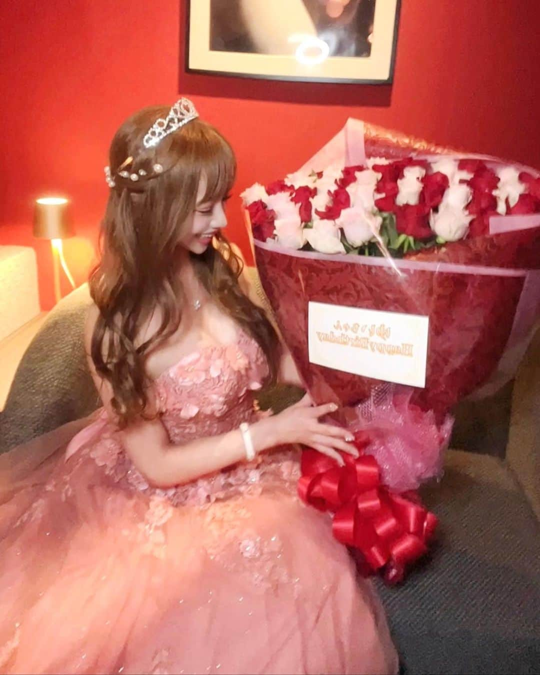 美咲ゆいのインスタグラム：「おっきくて赤と白とピンクで 可愛すぎる薔薇の花束🌹💓  プリンセスのおとぎ話を 叶えにきてくれてありがとう👸❤️🌟  この写真の中の画角が 完璧にゆい好みです💝きゅん  #ゆいぴの誕生日 🎂 #ディズニープリンセス 💐 #ラプンツェル 🌼 #シンデレラ 💎 #おとぎ話  #プリンセス  #姫  #ディズニー  #ジェントル  #ジェントルマンズクラブ  #美咲ゆい  #薔薇の花束」