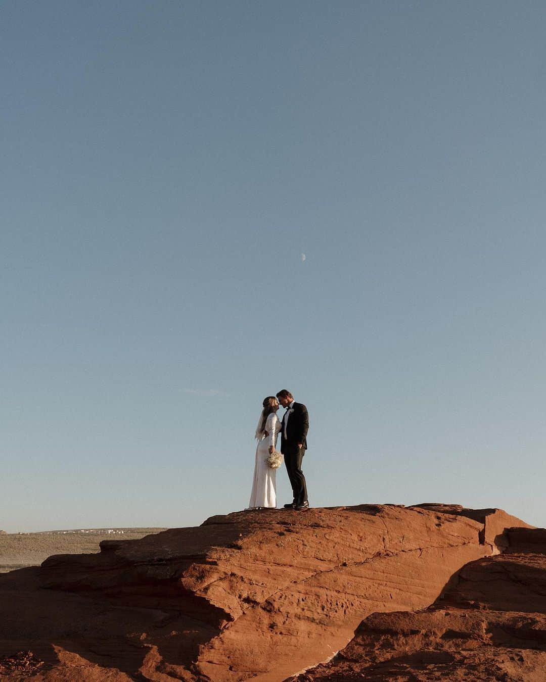 スティーブ・クックさんのインスタグラム写真 - (スティーブ・クックInstagram)「Married on Mars.  Up next  populating the planet (not yet though )  @sandhollowresort  @emmakayphotography_」10月24日 4時19分 - stevecook