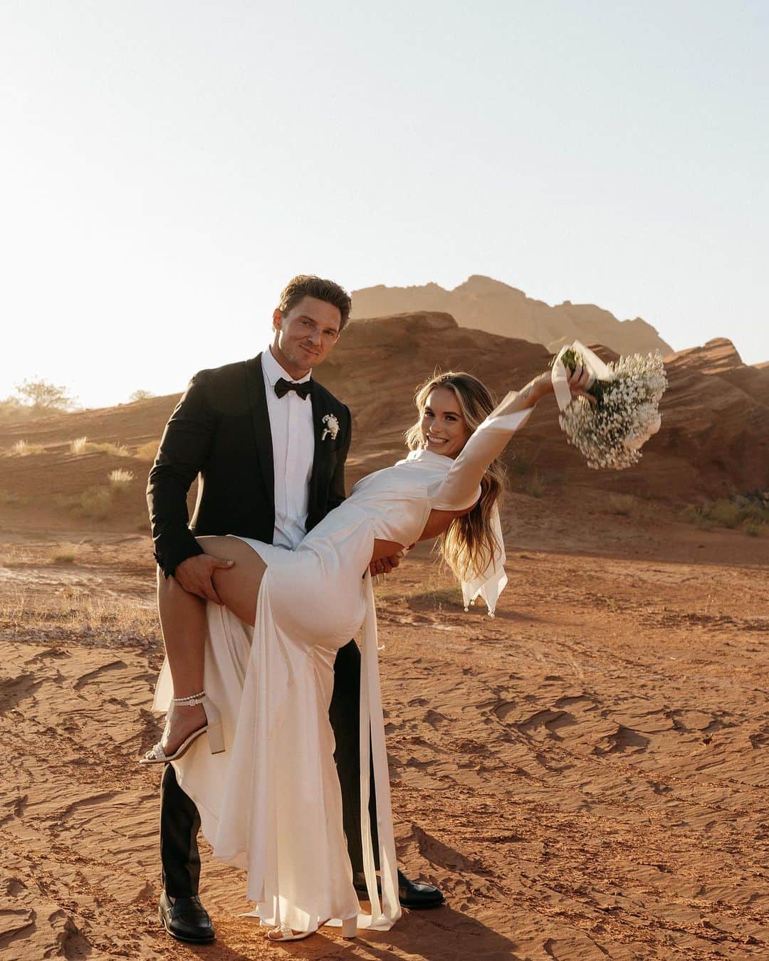 スティーブ・クックのインスタグラム：「Married on Mars.  Up next  populating the planet (not yet though )  @sandhollowresort  @emmakayphotography_」
