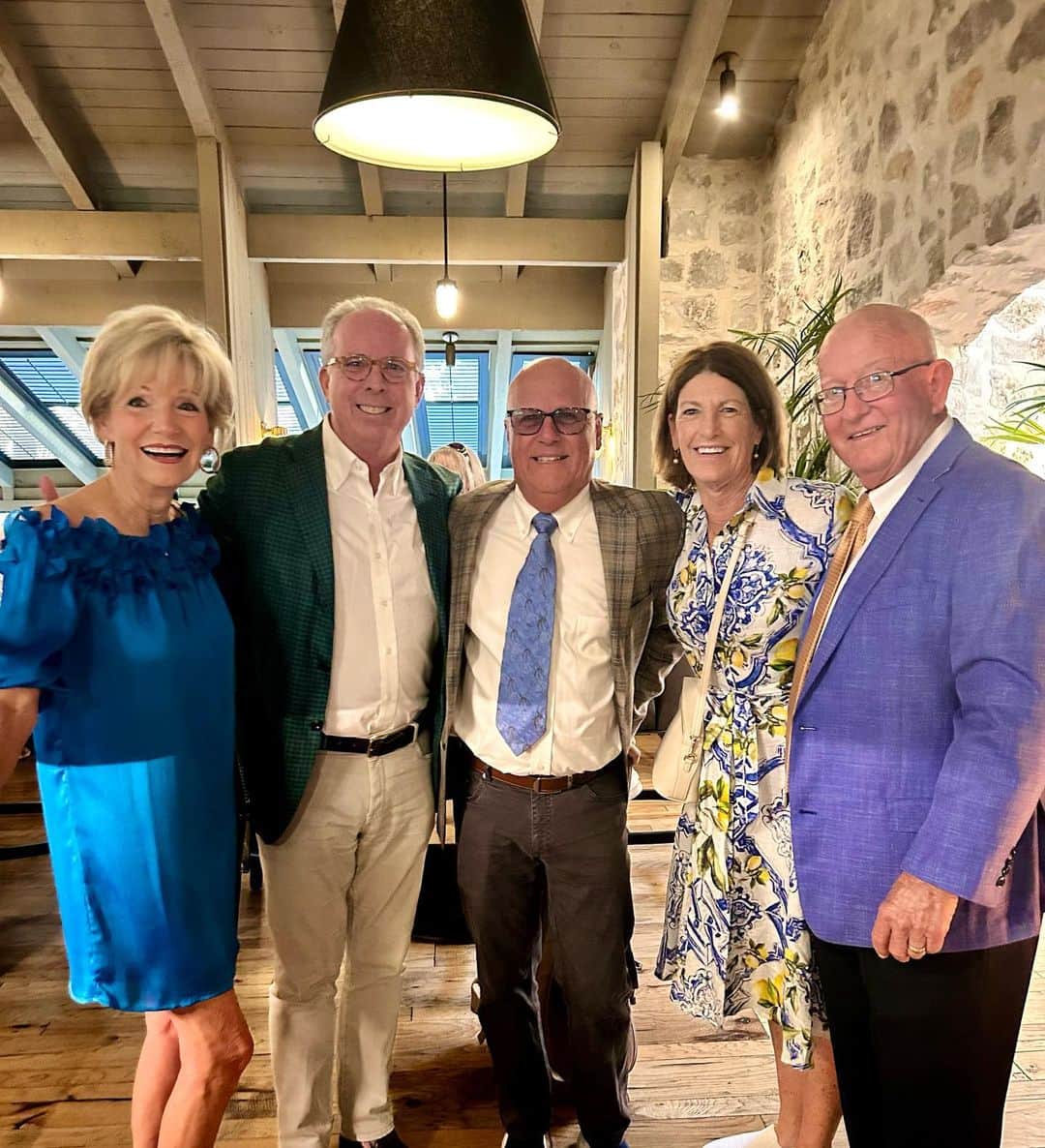 ジュリ・インクスターのインスタグラム：「They still say I do! Happy 50th anniversary to my dear friends Bob & Luann Sewell 🥂 #cheerstothat」