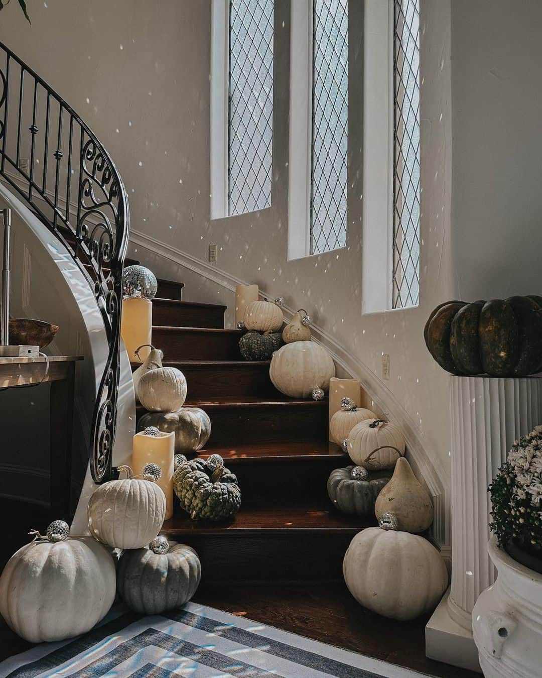 MT DOMAINEのインスタグラム：「Stunning seasonal decor.  (Via @lindsaystewartdotcom)」