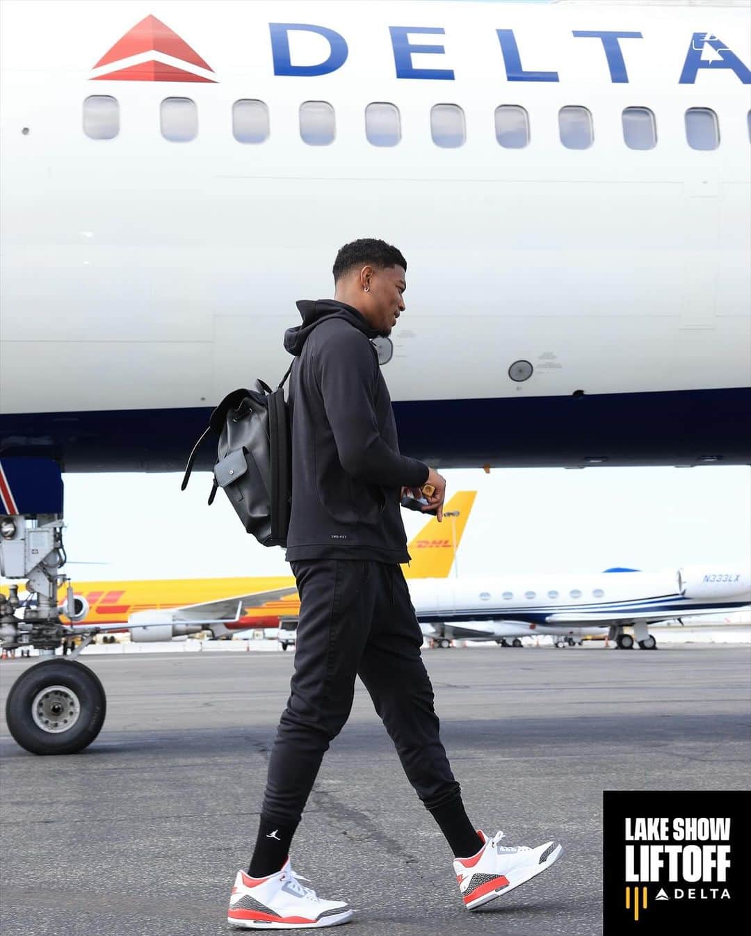 Los Angeles Lakersさんのインスタグラム写真 - (Los Angeles LakersInstagram)「First trip of the season.   @delta | #LakeShowLiftOff」10月24日 4時40分 - lakers