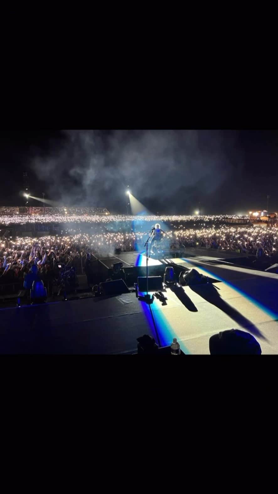 ブライアン・メイのインスタグラム：「Amazing moment with maybe 90,000 friends in Austin Texas.  Thanks for your lights ! And your voices.  So near and yet so far.  Strangely, It’s a lonely moment too.  I’m a long way from home.  So thanks for the love.  Bri」