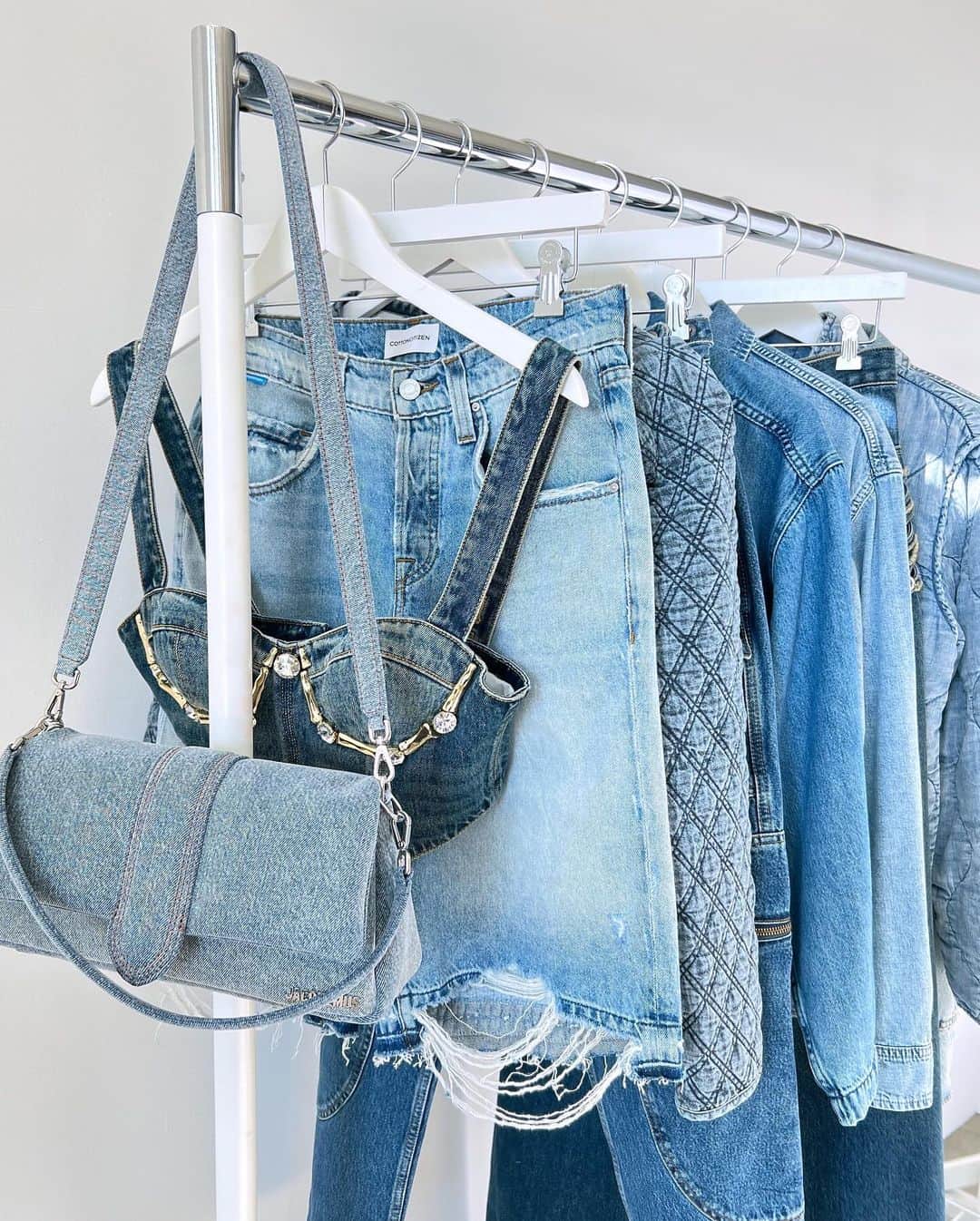 Shopbopのインスタグラム：「DENIM IS TRENDING: Go indigo and wear it from head to toe. From great-fitting jeans to It bags—shop these sought-after styles via link in bio 🛍️」