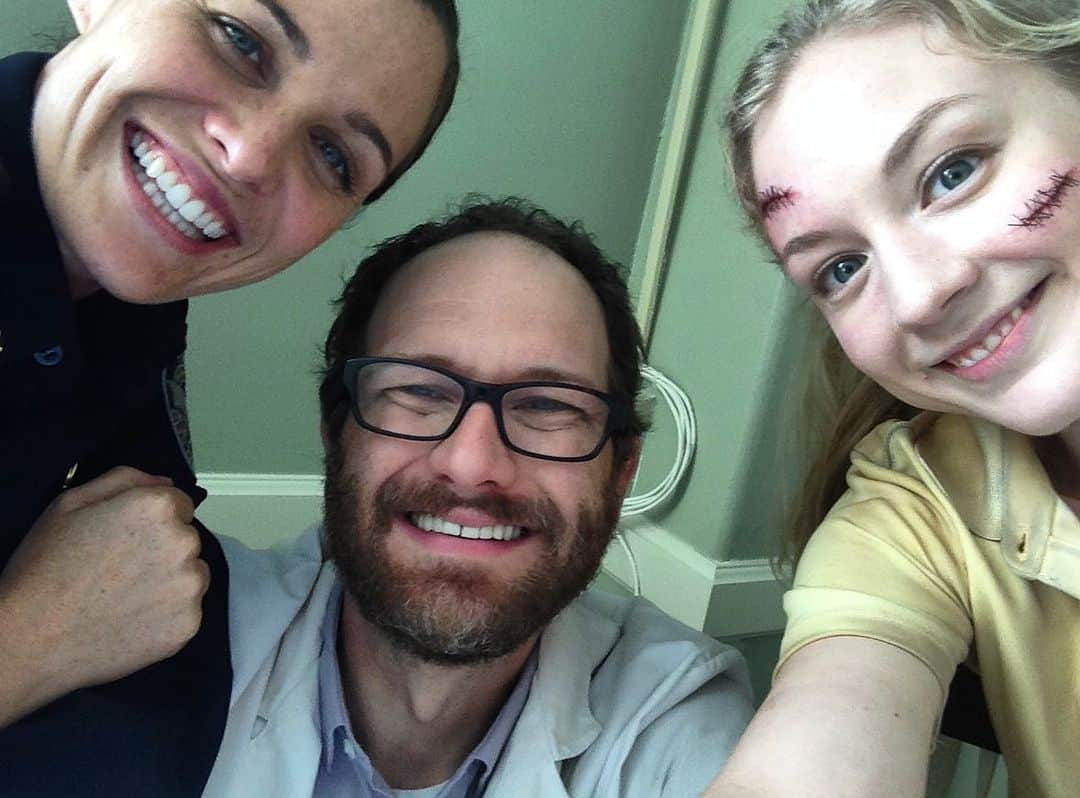 エミリー・キニーさんのインスタグラム写真 - (エミリー・キニーInstagram)「One of The Walking Dead fam needs our help!! I was lucky enough to share so many scenes with Erik Jensen on my final season of the Walking Dead. He’s an incredible performer, writer, and artist and I was saddened to hear that he was recently diagnosed with cancer. Let’s send him and his family all the healing vibes, prayers, and money! I put a link in my bio and stories. Please help anyway you can. 💫🙏💕❤️」10月24日 4時38分 - emmykinney