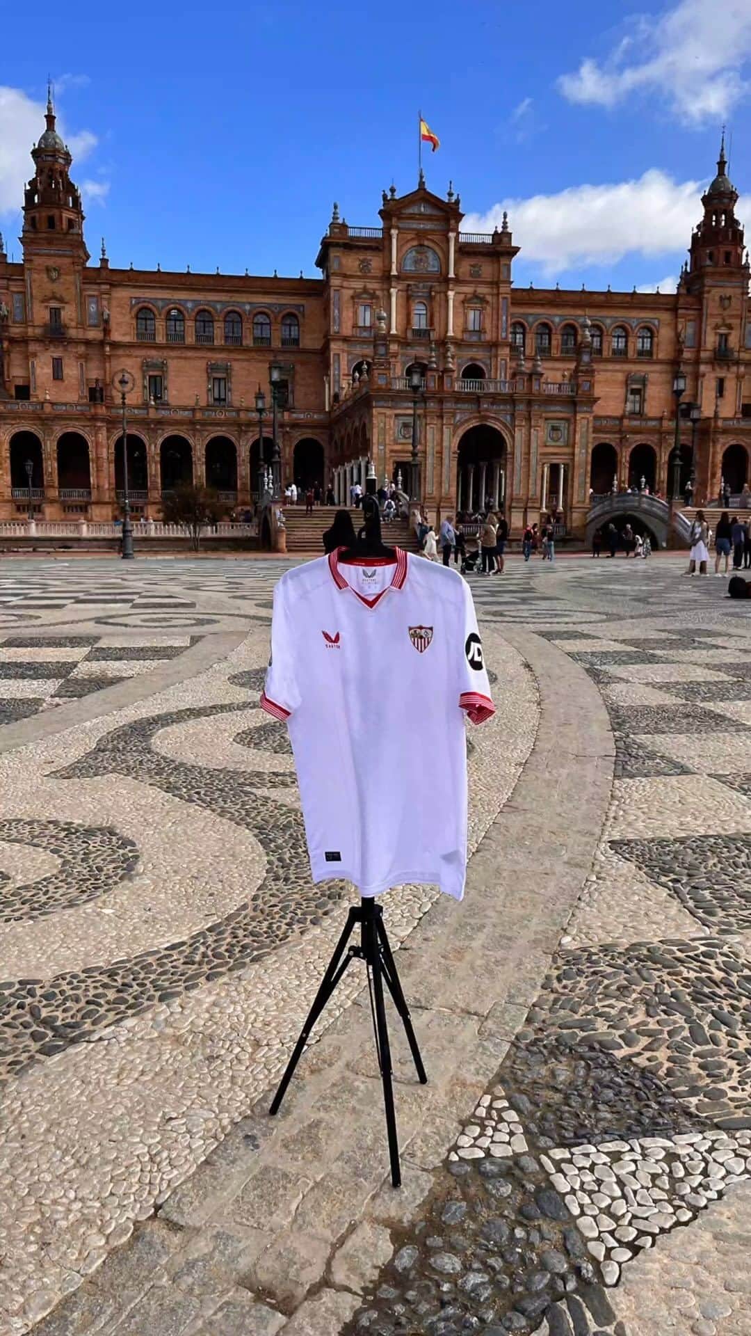 セビージャFCのインスタグラム：「Representando una ciudad entera 😍👕  #WeareSevilla #NuncaTeRindas #UCL」
