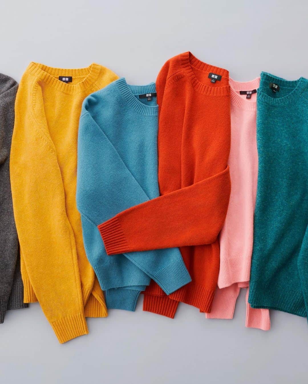 uniqlousaのインスタグラム：「A new sweater is calling your name 👀 ☎️   Warm and heavyweight, those are our premium lambswool sweaters!   #Uniqlo #Uniqlousa」