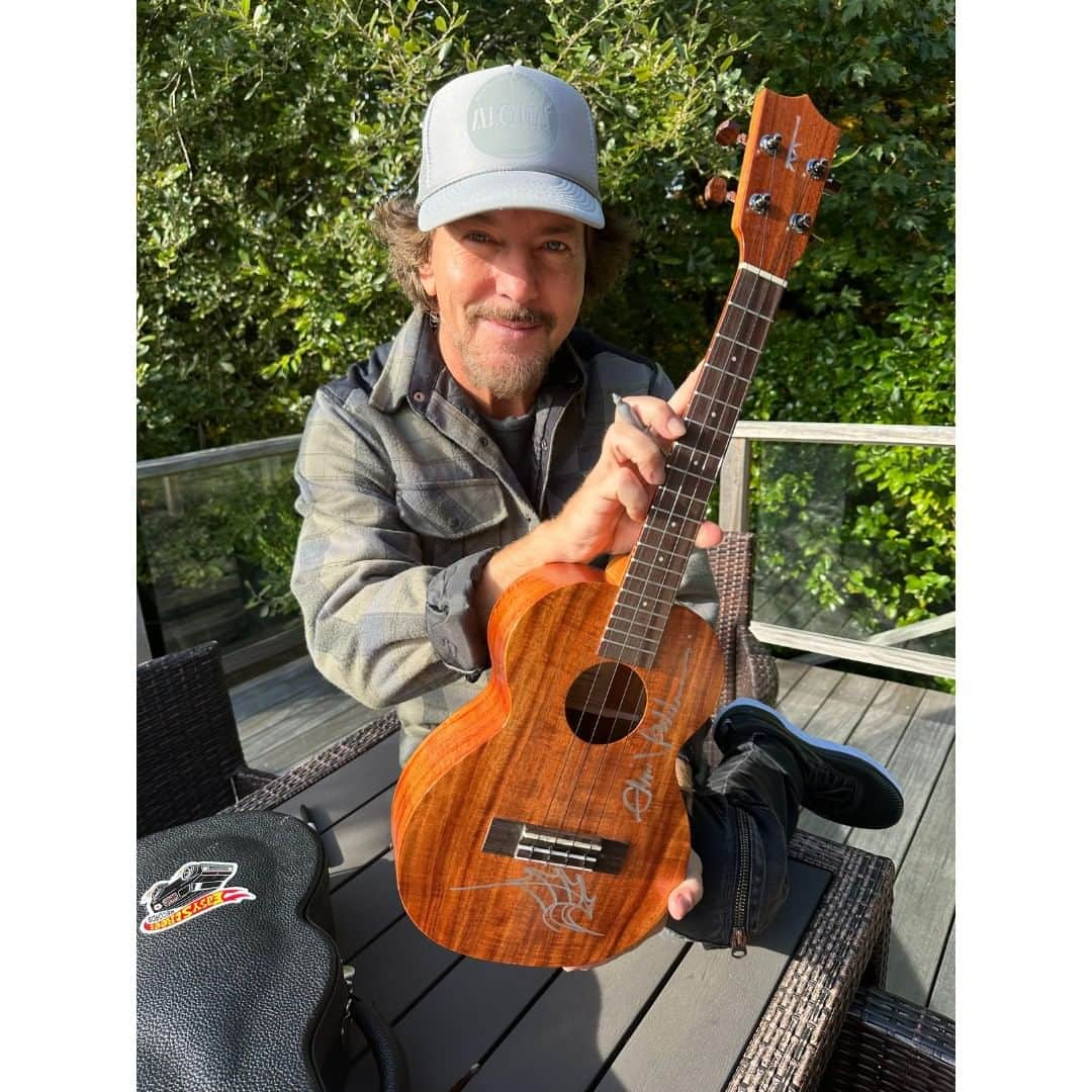 パール・ジャムのインスタグラム：「Eddie's giving away a signed ukulele and show poster from his Seattle benefit show tonight to support Vitalogy Foundation for @ebresearch!   One lucky fan can win an Eddie Vedder signed @kamakahawaii Ukulele with an original art wave sketch and a signed show poster from Eddie's show tonight @benaroyahall.  Donate now to support Pearl Jam's Vitalogy Foundation & @ebresearch Partnership and help find a cure for Epidermolysis Bullosa (EB).   Donate To Win at: fandiem.com/evshow1   🚨 Sweeps ends TOMORROW 10/24 at 7:00am PT / 10:00am ET」