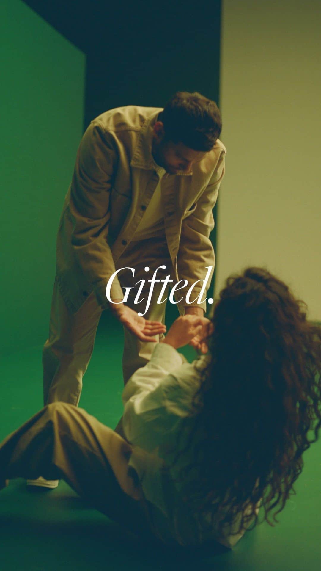 GAPのインスタグラム：「This is the time of year to come together. Make every moment the moment. For ourselves and each other. Gifted to be who you are with who you love.  Holiday 2023, now live.」
