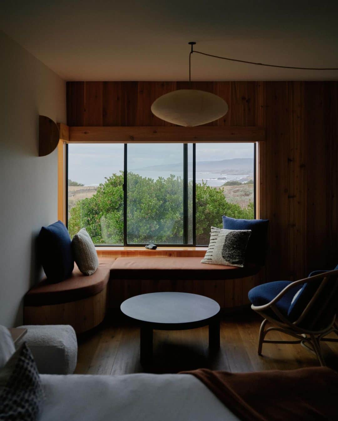 アリス・ガオさんのインスタグラム写真 - (アリス・ガオInstagram)「ok, the @thesearanchlodge spam begins. here is a look on the property, a stunning little gem that opened earlier this year… this doesn’t even begin to show the surrounding nature (oh, it’s coming!), which is now easily my favorite part of california i have ever visited. good lord. 🥵」10月24日 4時55分 - alice_gao