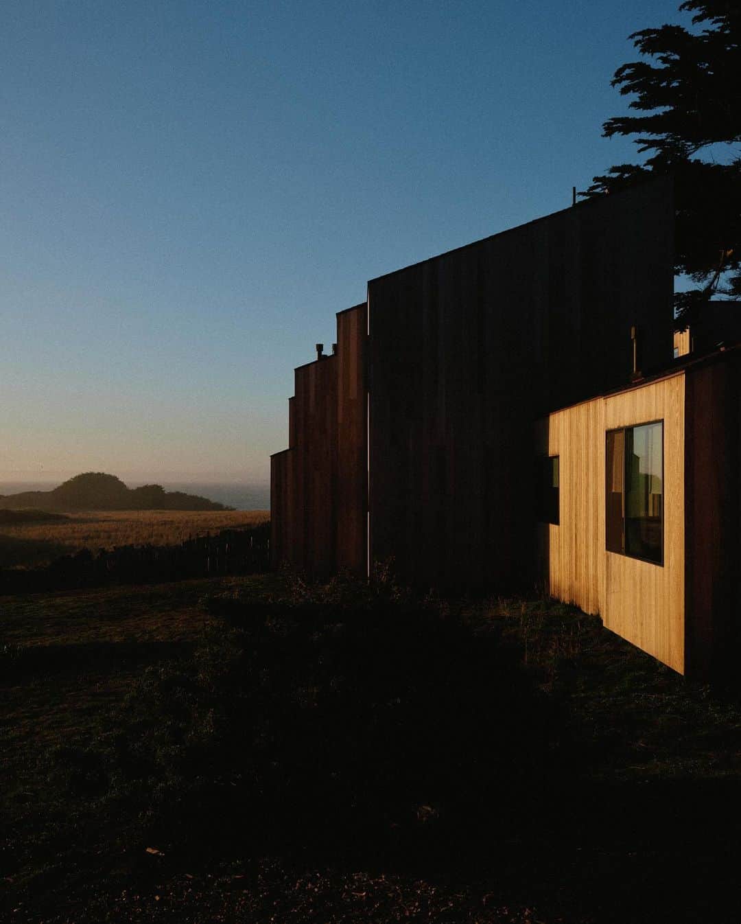 アリス・ガオのインスタグラム：「ok, the @thesearanchlodge spam begins. here is a look on the property, a stunning little gem that opened earlier this year… this doesn’t even begin to show the surrounding nature (oh, it’s coming!), which is now easily my favorite part of california i have ever visited. good lord. 🥵」
