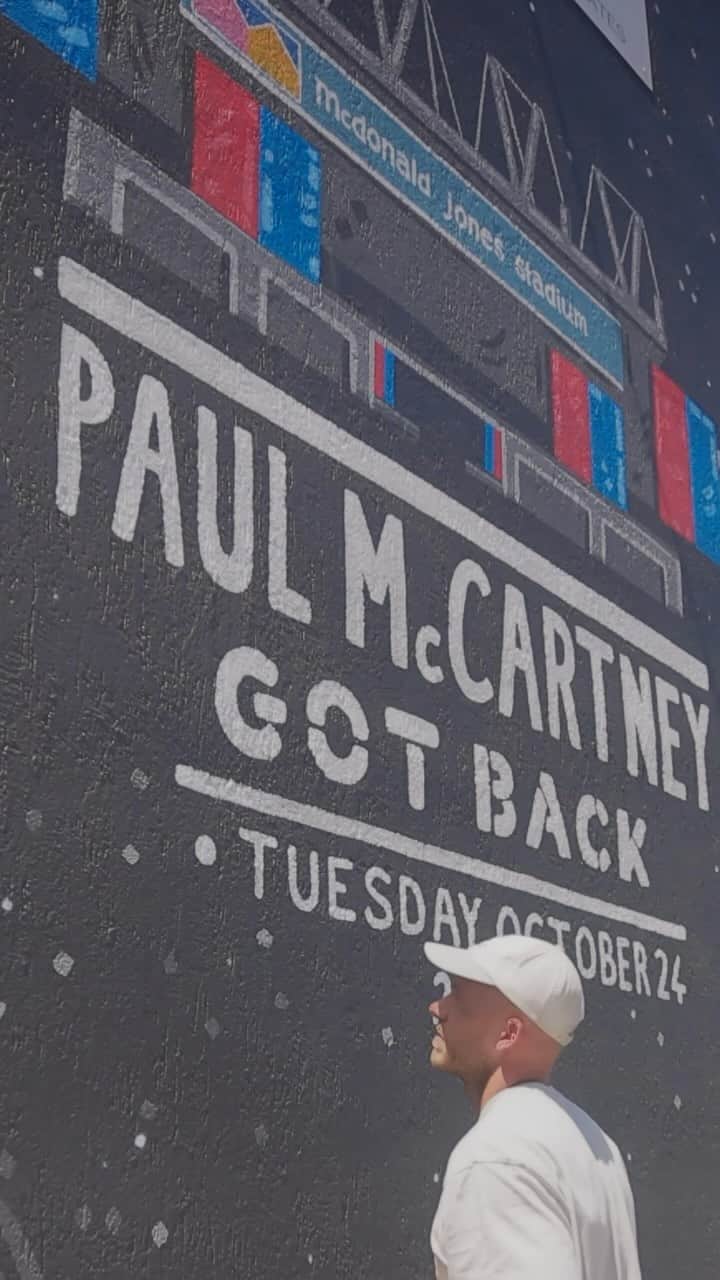 ポール・マッカートニーのインスタグラム：「Next stop on the #PaulMcCartneyGotBack tour: Newcastle, NSW 🇦🇺  Ahead of the show today, local artist @mitchrevs created this incredible mural featuring some of Paul’s best-loved songs. Check it out! 🎨」