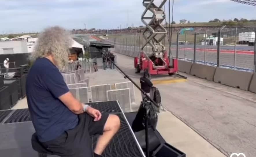 ブライアン・メイのインスタグラム：「@spikeedneyofficial got a rocket from me for unauthorised broadcasting on this one … but it IS kinda amusing —- sound checking to the loud accompaniment of F1 racers … and Spike Edney !  So, seeing as it’s out there anyway … Onwards !  New adventures in Atlanta today !!! Bri」