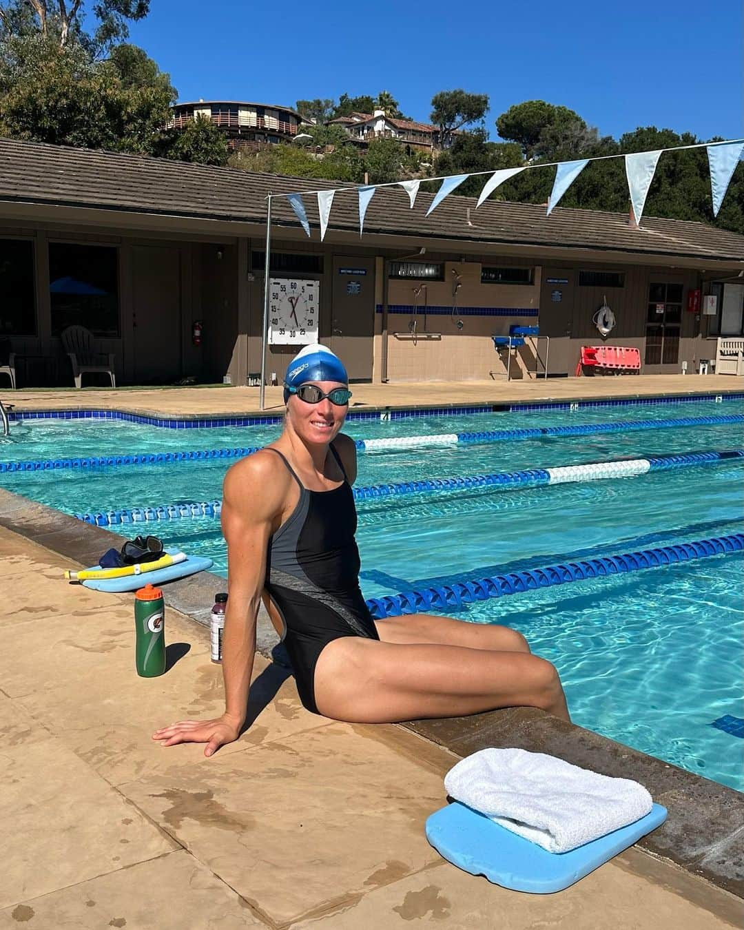 カーリー・ウォパットさんのインスタグラム写真 - (カーリー・ウォパットInstagram)「A lil bike, run, swim for #senditsunday Totaling an Olympic Distance Triathlon.   The goal was to build aerobic capacity in different mediums (low intensity), and I got reprimanded because in classic #fullsend fashion, I set a PR on my 10k run and definitely did NOT stay in my aerobic zone. But.. fitness is peaking.   * 24.8 mile (40 km) Bike - 1hr 35mim * 6.2 mile (10 km) Run - 49min 26s * 0.93 mile (1.5 km) Swim - 29min 41s  My total triathlon time would have been 2 hours, 54 minutes, and 7 seconds.  Granted, I did not immediately jump from one portion into the next, and transition times are not taken into account.   Triathlon order is typically swim, bike, run, but since this was my own personal virtual race, I get to call the shots, and I did it in this order so I could chill by the pool afterwards. #priorities  I’ve been learning that what I eat for efforts like this can make or break my performance & recovery. Here’s what I put down in the day.  Pre triathlon: - 1 cup oats, 2 TB chia seeds, a scoop of protein powder, 1 TB honey - 3 eggs - 1 scoop BLDR, green juice powder, creatine, fish oil  Intra triathlon: - 5 GU energy gels, 1 banana, 4 TB honey, 2 @drinkpwrlift , 2 scoop BLDR - A ton of water  Post triathlon: - 1 scoop collagen, 1 banana - Smoked brisket and baked beans - Bread, salad, salmon, and rice at Chucks Steakhouse」10月24日 5時02分 - carlywopat