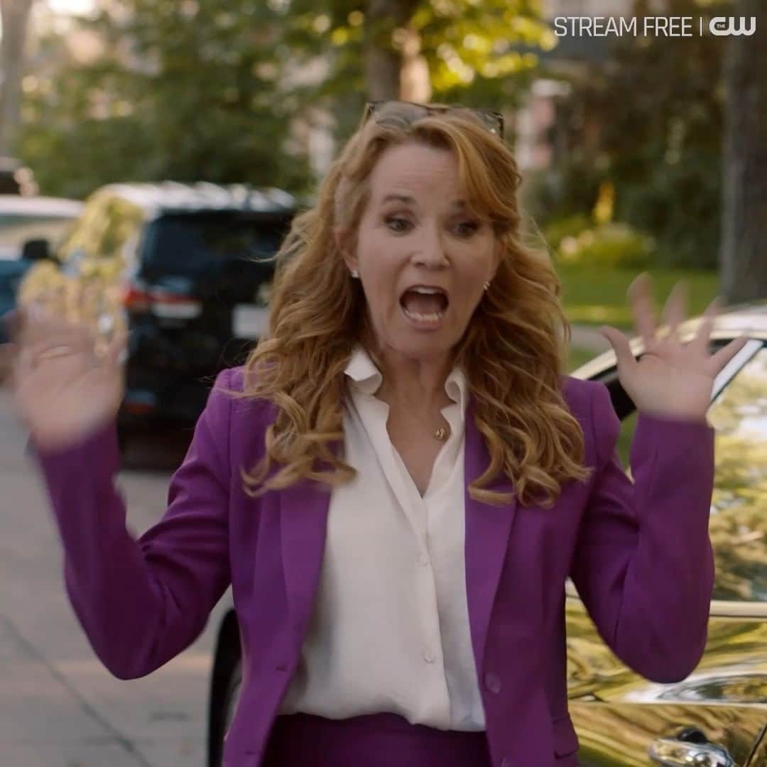 The CWのインスタグラム：「Stopping the bad guys in their tracks. Stream the latest episode of #TheSpencerSisters free now on The CW!」