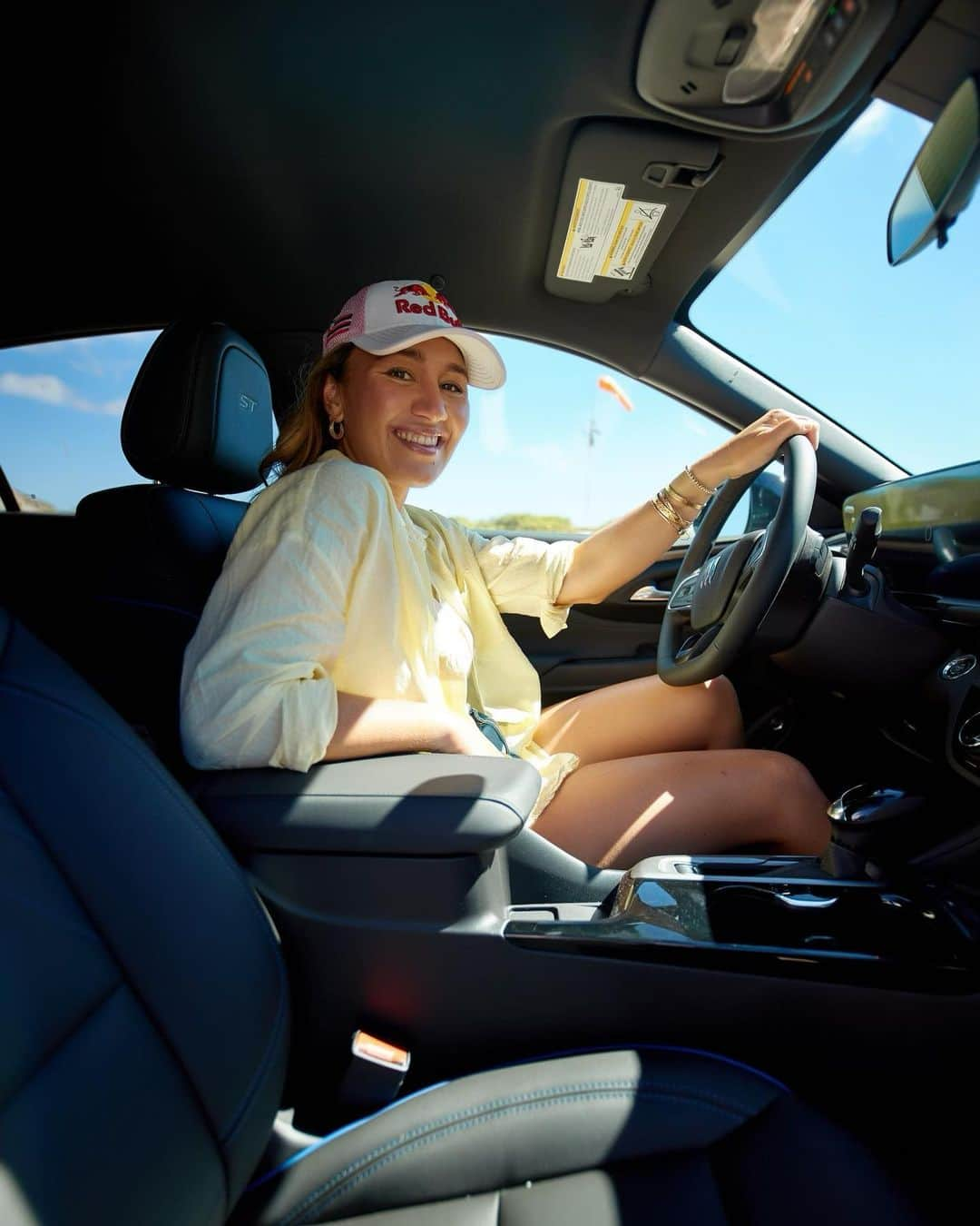 カリッサ・ムーアのインスタグラム：「Got to test drive the new #buickenvista this weekend with @honolulugmc 😉😯 it’s really noiceeeee pics/ @masonrosephoto」