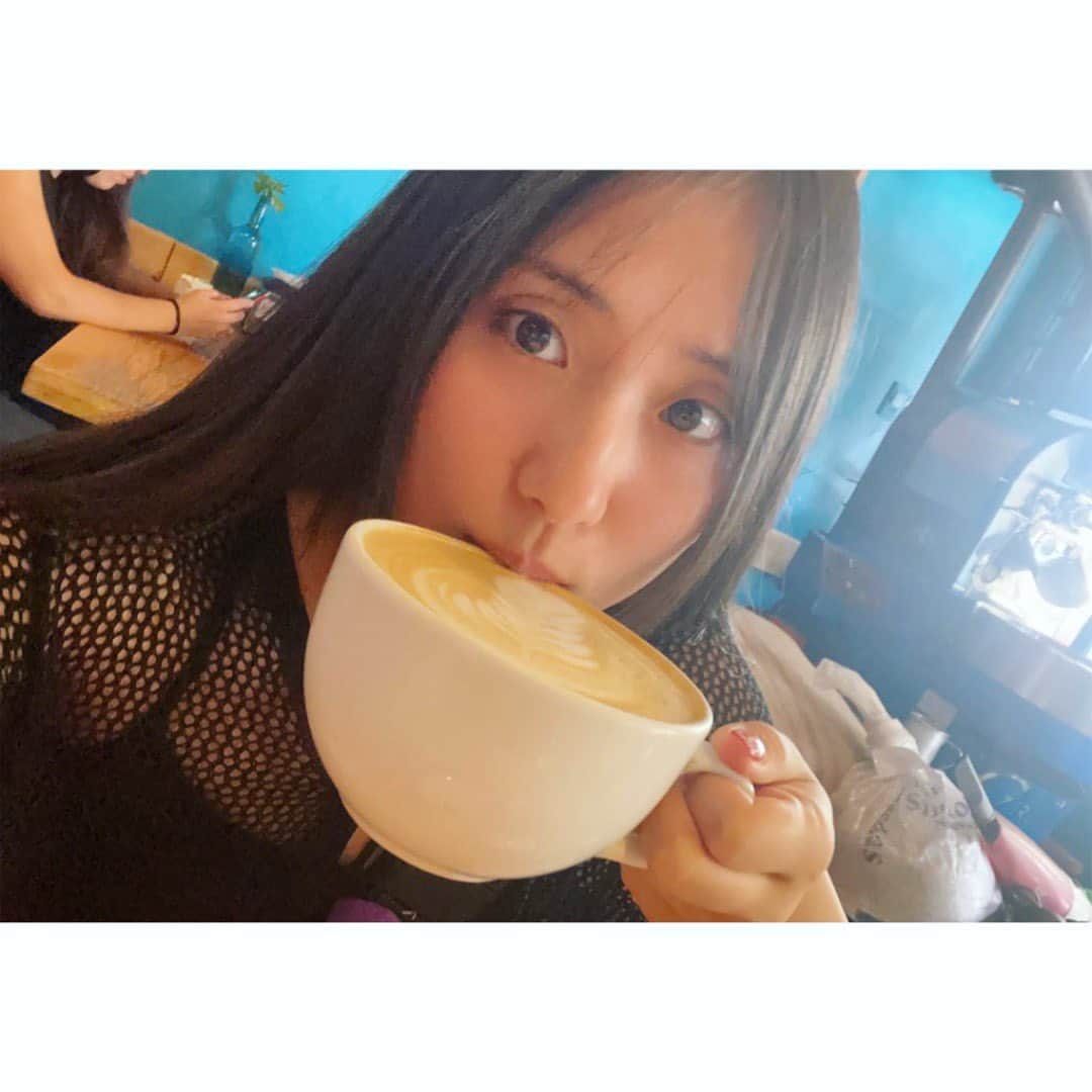 駿河メイのインスタグラム：「Escuché que el café filtrado mexicano es delicioso. Soy sensible a la cafeína, así que hoy tomaré un café con leche, ¡pero lo probaré un día en que no tenga ningún juego!☕️  #mexico #ChocoPro #gtmv #CMLL」