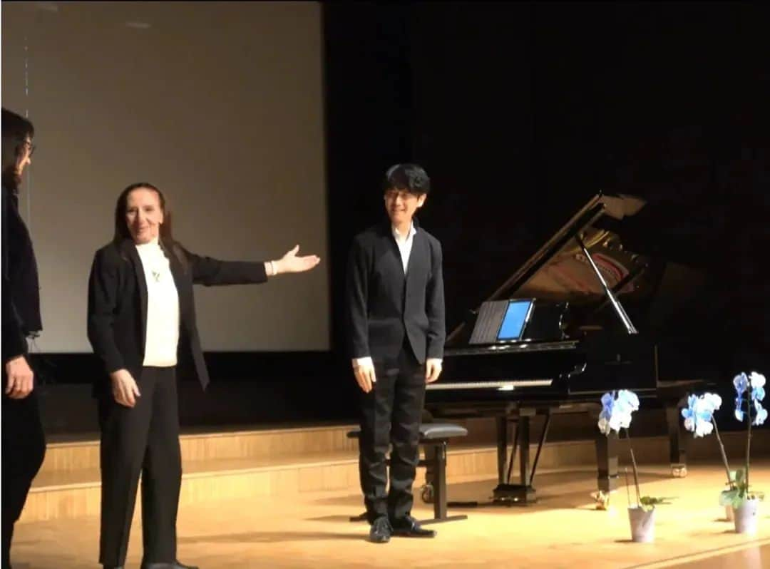 福間洸太朗のインスタグラム：「Souvenirs à Lausanne J'ai joué un programme spécial en Hommage à Jacques Cerf, un compositeur suisse (1932-2019) à la Salle Paderewski. Merci Mme.Colette Cerf et Mme.Marie-Laure de Beausacq (photo 1) pour l'organisation du concert !   Après le concert j''ai reçu comme un cadeau des partitions que M.Cerf utilisait, et il y avait des partitions bien intéressantes pour moi. (Photos 5)  Ce fut un plaisir aussi de revoir mon cher ami accordeur Francis Morin. (Photo 4)  10/15に🇨🇭ローザンヌで『Hommage à Jacques Cerf』公演でした。世界初演含む計16曲50分以上の作品、その8割は自筆譜だったので準備が結構大変でしたが、色々勉強になりましたし、作曲家奥様に喜んでいただけて嬉しかったです。  終演後、奥様から「あなたにプレゼントがあるの」と言って渡されたのが遺品の楽譜20冊ほど！全部は持ちきれなかったので、大部分を友人宅に預け、レアなこの2作品だけスーツケースに入れてきました。  (スメタナは来年アニバーサリーですね😉)  #Lausanne #JacquesCerf #SallePaderewski #hommage #ローザンヌ #ジャックセーフ」