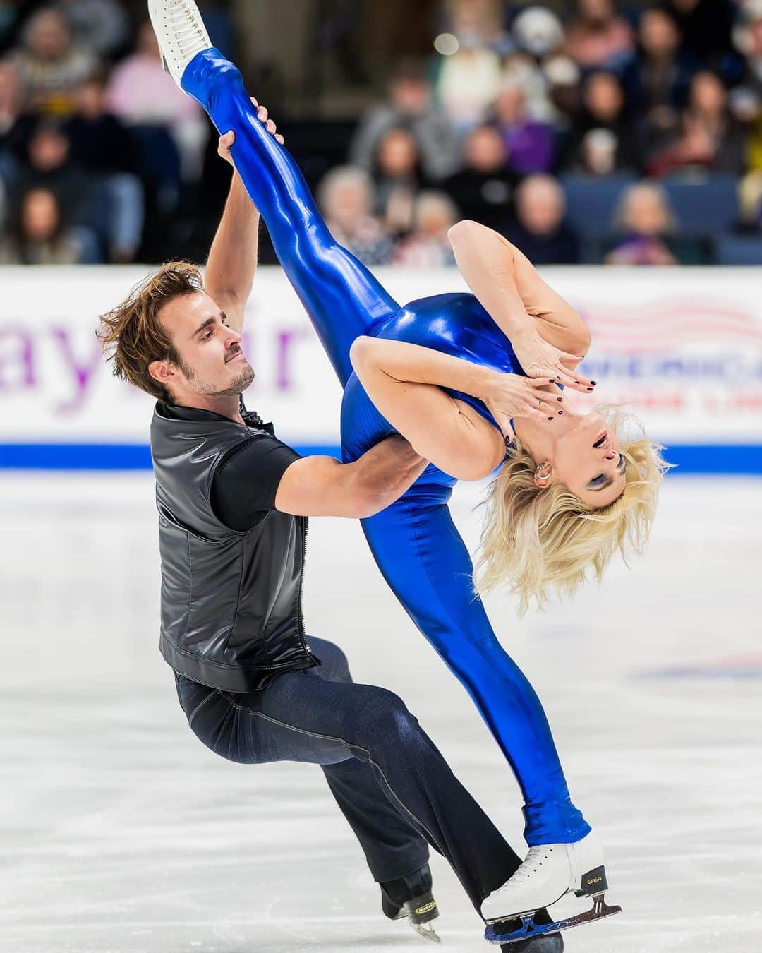 オリヴィア・スマートのインスタグラム：「From a fun and successful competition, to multiple long visits to whole foods and ending with a good burger and a champagne shower, I’d say this Skate America was a success. Thank you all, I heard you in the crowd, and gosh was it good to be back on the big stage in front of you all! 💙」