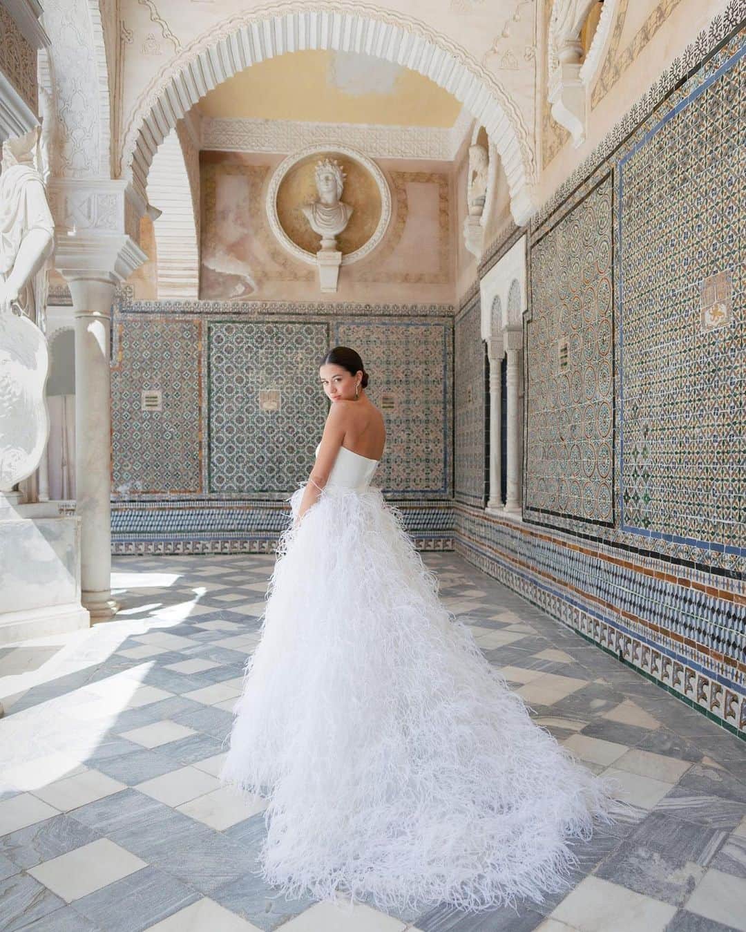 Vogue Beautyさんのインスタグラム写真 - (Vogue BeautyInstagram)「When Alexandra Dorda married her now husband, Stefan Macru, in Seville, Spain, the bride opted for a simple and soft glam look. Everything from her slicked-back bun, peachy pout, and lightly sculpted cheeks worked perfectly with her @moniquelhuillier ostrich-feather ball skirt and the colorful setting of her venue, Casa De Pilatos. Tap the link in our bio to see all the details on the bride's look. Photo: @corbingurkin」10月24日 5時13分 - voguebeauty