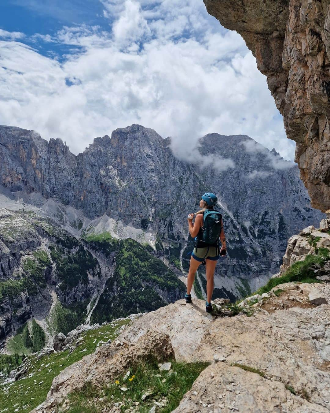 オスプレーさんのインスタグラム写真 - (オスプレーInstagram)「She needs wiiiide open spaces 🎶 And room for all her gear in her pack ⛰️  #OspreyPacks  📷 @saraleigho | @patsy_brooks23」10月24日 5時23分 - ospreypacks