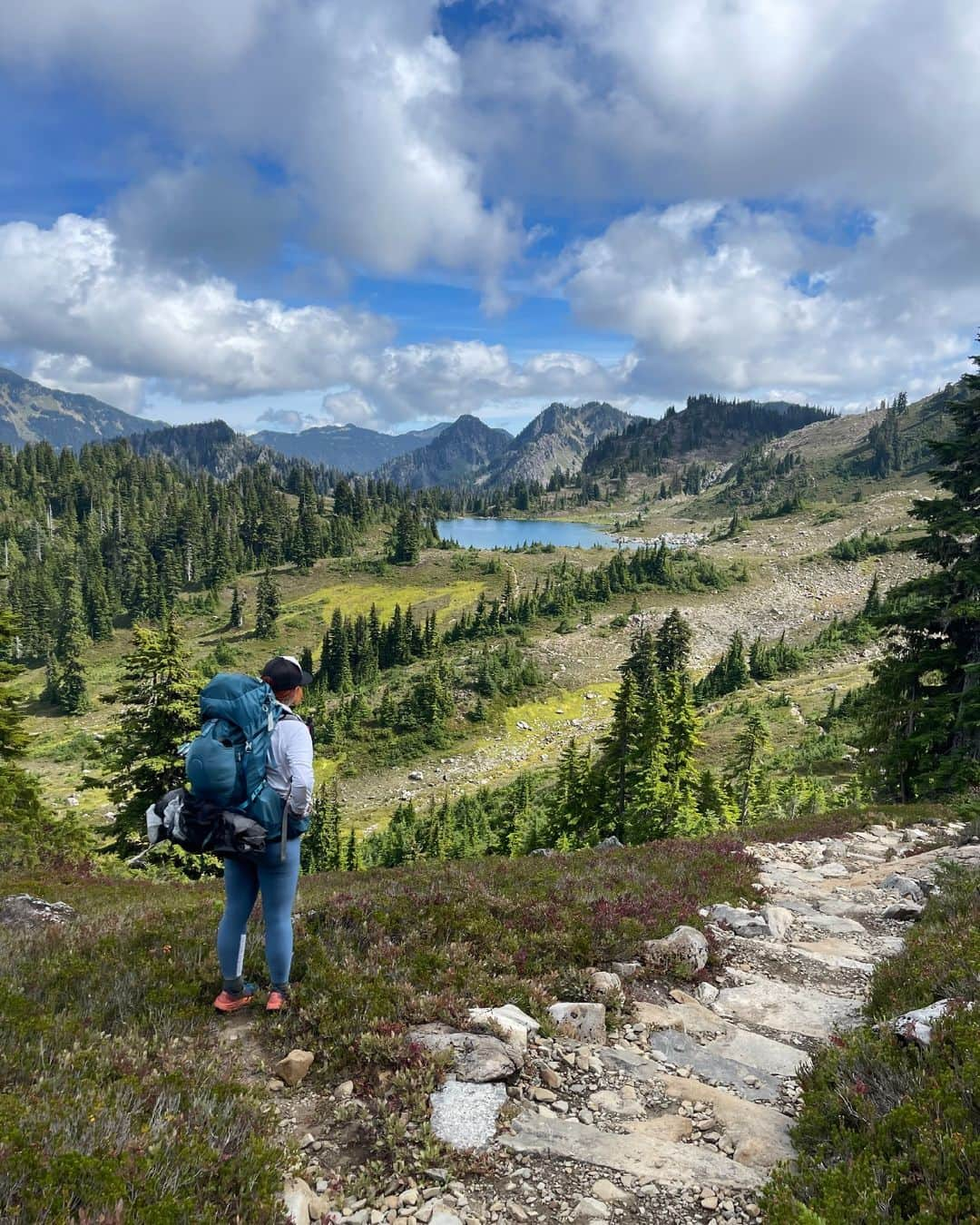 オスプレーさんのインスタグラム写真 - (オスプレーInstagram)「She needs wiiiide open spaces 🎶 And room for all her gear in her pack ⛰️  #OspreyPacks  📷 @saraleigho | @patsy_brooks23」10月24日 5時23分 - ospreypacks