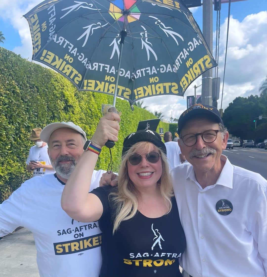 カーステン・ヴァングスネスのインスタグラム：「Day 102 #sagaftrastrike with an umbrella GIFTED to me by the incomparable @amirtalai and here I am with the talent balls known as @salviscuso (currently starring in “View From The Bridge” @ruskingroupthtr and @arye.gross -yes the bad guy in the CM episode “Nelson’s Sparrow” and MORE IMPORTANTLY starring in the new @odysseytheatre play “Birds of North America” Theatre is Thriving in Los Angeles- go and see some high class work from high class people like these two gents 🎭 Drama Nerds Forever」