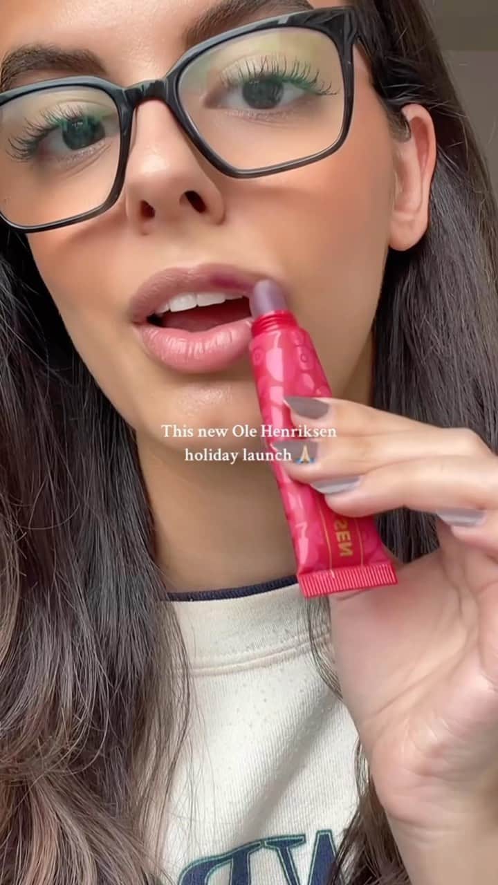 ウラヘンリクセンのインスタグラム：「✨ Instantly plumper, juicier, smoother lips?  ✨ Limited-edition magenta tint?  ✨ Perfect holiday gift for yourself?   Pout Preserve Peptide Lip Treatment is here for you and available now @sephora and OleHenriksen.com! 💫」
