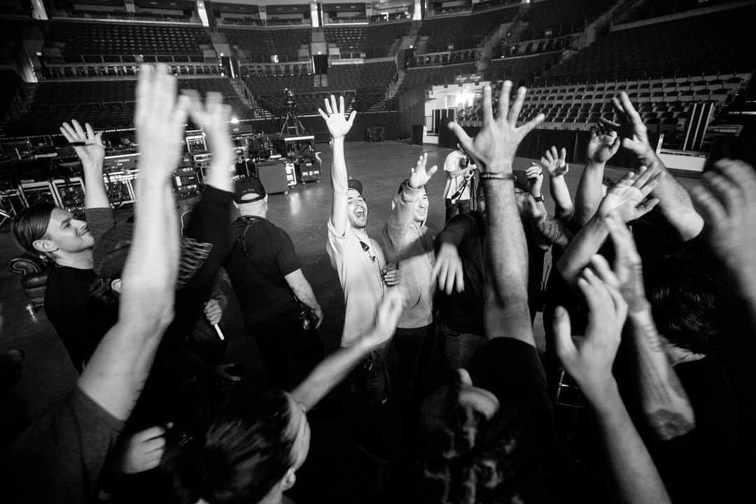 オデッザさんのインスタグラム写真 - (オデッザInstagram)「To everyone that made this tour unforgettable: our fans, our vocalists, our crew and our incredible support acts - thank you.」10月24日 5時21分 - odesza