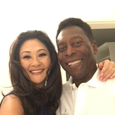 ペレのインスタグラム：「No aniversário do Rei Pelé, Márcia Aoki, que deu tanto amor ao Rei em vida, escreveu um texto e nos pediu para compartilhar com vocês.   "Na união da sabedoria e compaixão emerge um companheirismo profundo, uma harmonia sublime.  Abraçando a natureza transitória da existência, o desabrochar das flores oferece um consolo calmante, curando o coração e a mente.  Que sua luz agora no Universo se irradie resplandecentemente”.   -  On King Pelé's birthday, Márcia Aoki, who gave so much love to the King while he was alive, wrote a text and asked us to share it with you.  "In the union of wisdom and compassion, a deep companionship emerges, a sublime harmony.  Embracing the transitory nature of existence, the blooming of flowers offers calming solace, healing the heart and mind.  May your light now radiate resplendently in the Universe”.」