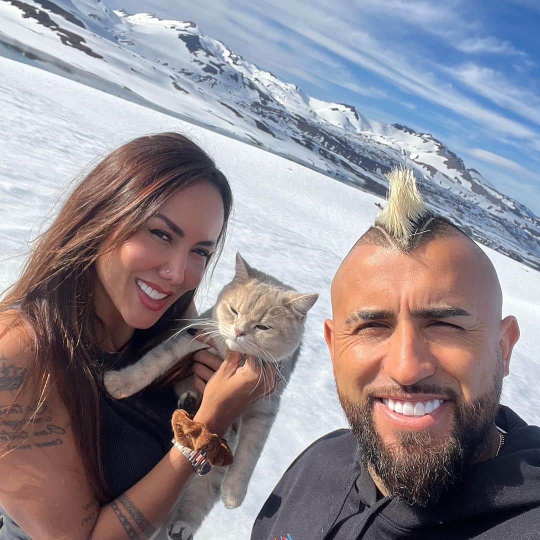 アルトゥーロ・ビダルさんのインスタグラム写真 - (アルトゥーロ・ビダルInstagram)「Feliz de vivir estos días hermosos junto a ti mamacita @niaisazaoficial ❤️🙏😍 gracias Dios por tantas bendiciones y darme la posibilidad de disfrutar lo que he ganado con esfuerzo y sacrificio 🙏🙏 ahora a volver con todo, para estar lo antes posible en las canchas ⚽️🦵👍🏽👌🏽」10月24日 5時21分 - kingarturo23oficial