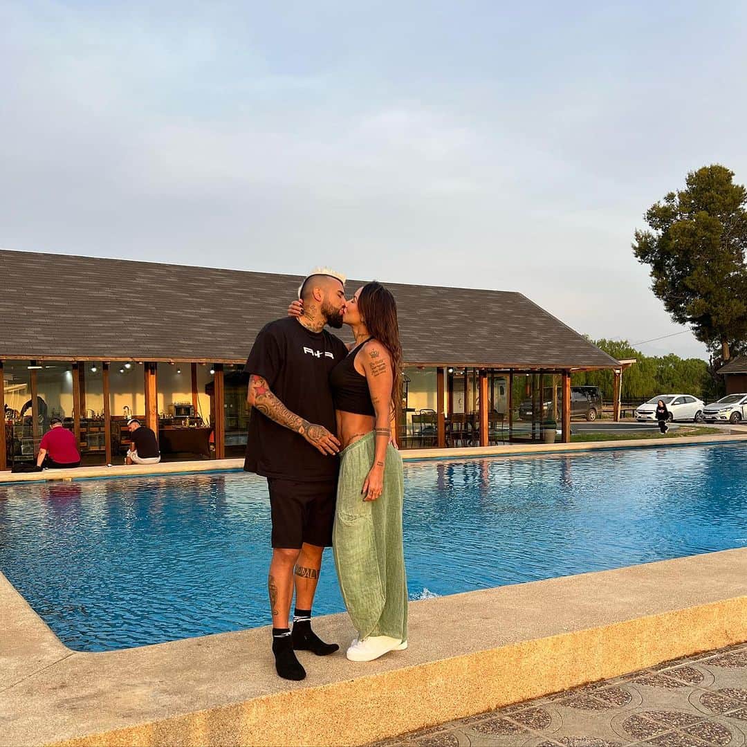 アルトゥーロ・ビダルさんのインスタグラム写真 - (アルトゥーロ・ビダルInstagram)「Feliz de vivir estos días hermosos junto a ti mamacita @niaisazaoficial ❤️🙏😍 gracias Dios por tantas bendiciones y darme la posibilidad de disfrutar lo que he ganado con esfuerzo y sacrificio 🙏🙏 ahora a volver con todo, para estar lo antes posible en las canchas ⚽️🦵👍🏽👌🏽」10月24日 5時21分 - kingarturo23oficial