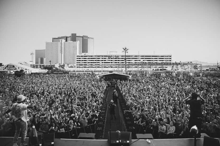 トラビ・マッコイのインスタグラム：「Las Vegas you were amazing! Thank you to @whenwewereyoungfest and everyone that came to see us perform. A truly unforgettable weekend ❤️ 📸: @patrickcapriglione」