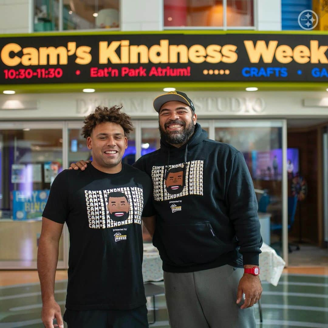 ピッツバーグ・スティーラーズのインスタグラム：「On Monday, Cam Heyward kicked off “Cam's Kindness Week” by visiting UPMC Children's Hospital of Pittsburgh.  He recorded a book reading in the Dream Big Studio that will be played on patients’ TVs in the month of November before hosting a Cam’s Kindness Week Kickoff Party in the atrium, where he played games with the kids and passed out signed #97 plushies.」