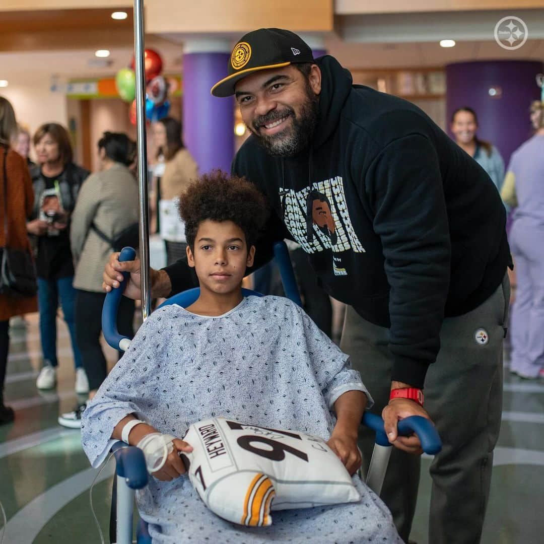 ピッツバーグ・スティーラーズさんのインスタグラム写真 - (ピッツバーグ・スティーラーズInstagram)「On Monday, Cam Heyward kicked off “Cam's Kindness Week” by visiting UPMC Children's Hospital of Pittsburgh.  He recorded a book reading in the Dream Big Studio that will be played on patients’ TVs in the month of November before hosting a Cam’s Kindness Week Kickoff Party in the atrium, where he played games with the kids and passed out signed #97 plushies.」10月24日 5時28分 - steelers