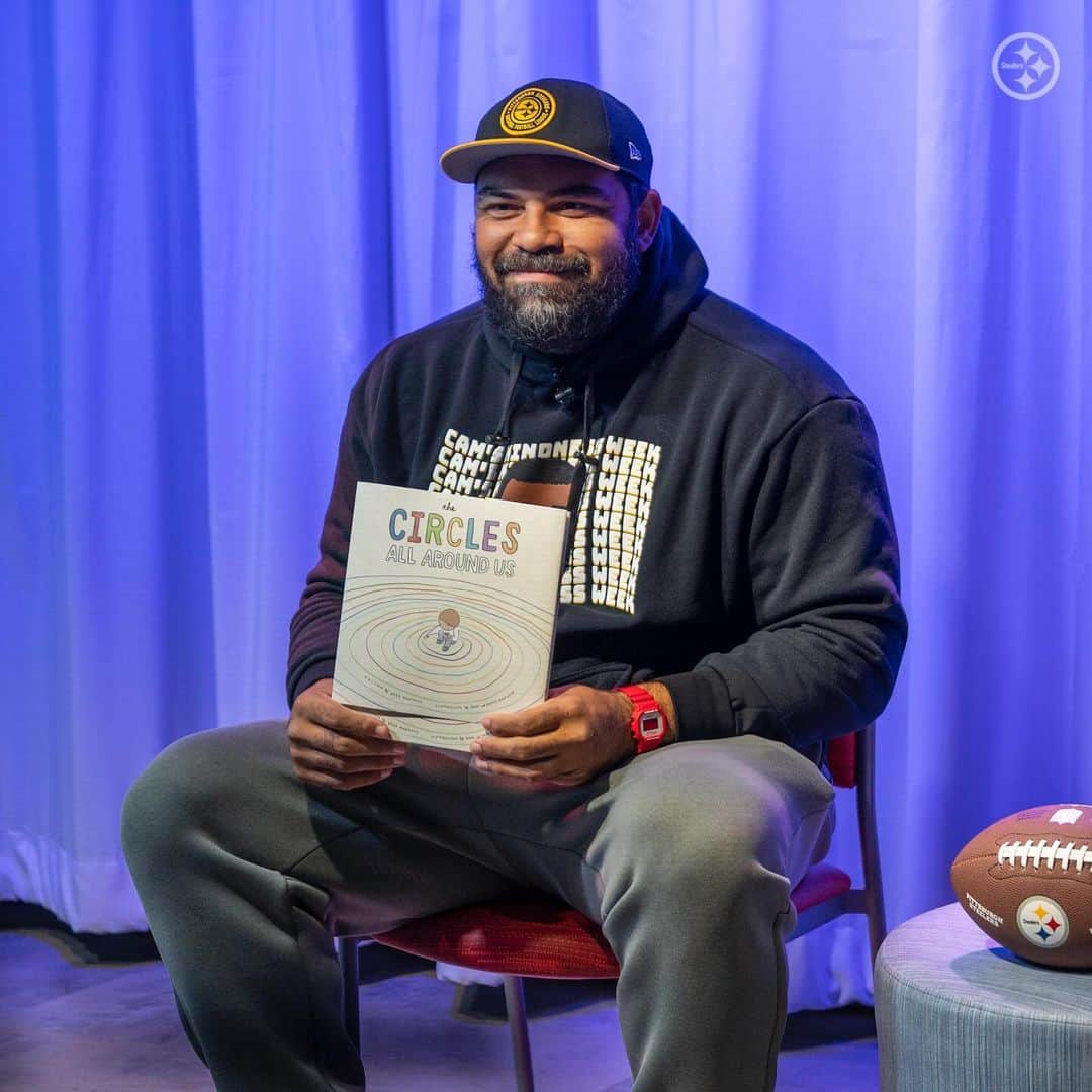 ピッツバーグ・スティーラーズさんのインスタグラム写真 - (ピッツバーグ・スティーラーズInstagram)「On Monday, Cam Heyward kicked off “Cam's Kindness Week” by visiting UPMC Children's Hospital of Pittsburgh.  He recorded a book reading in the Dream Big Studio that will be played on patients’ TVs in the month of November before hosting a Cam’s Kindness Week Kickoff Party in the atrium, where he played games with the kids and passed out signed #97 plushies.」10月24日 5時28分 - steelers
