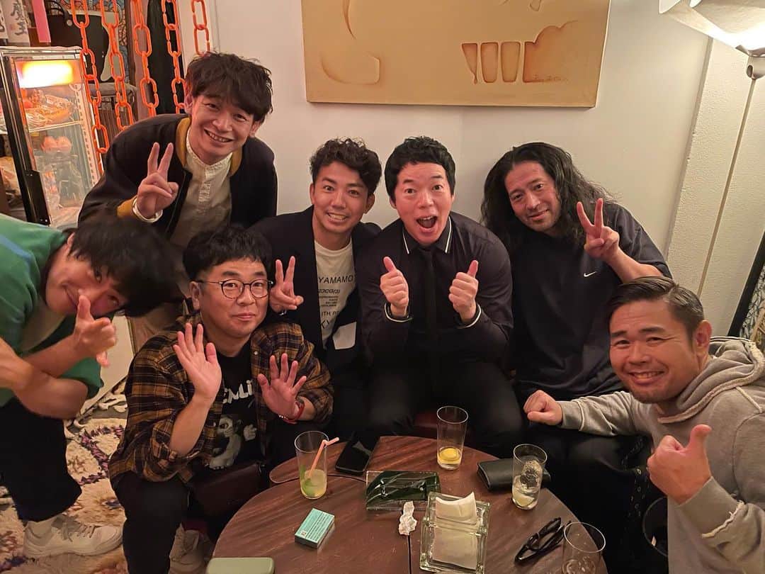 綾部祐二のインスタグラム：「今田さん、品川さん、純さん、鰻と飲んでいたら、偶然、先生と村ポンがやってきた😆 酒が飲めない僕以外、全員ベロベロ。全員、人の話を聞かず途中でカットインして、人の話を潰して自分で喋ってそれをまた、誰かにカットインされて潰されてを4時間くらい。 最高の夜でした😌」
