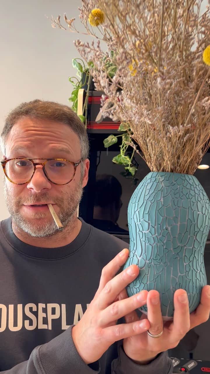 セス・ローゲンのインスタグラム：「Do crack! The crackle vase from Houseplant.」