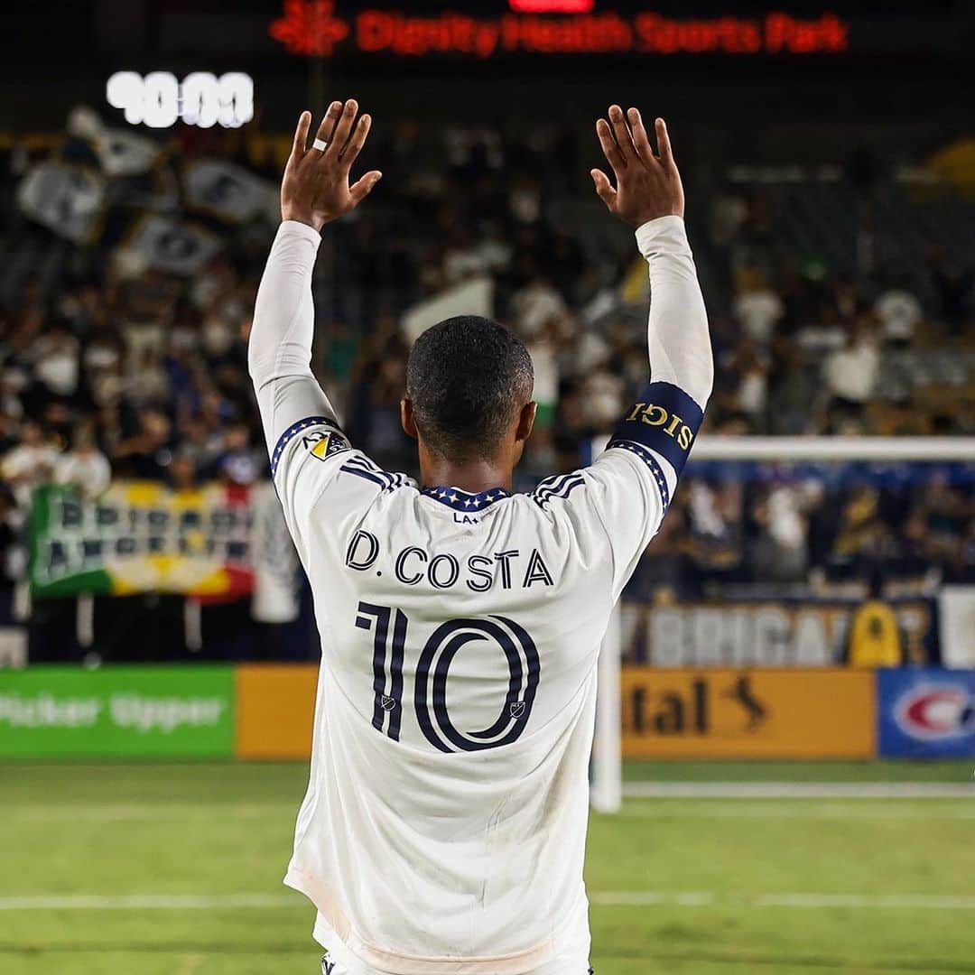 ダグラス・コスタのインスタグラム：「Today another chapter of my career closes. @lagalaxy and I reached an agreement to no longer be together. I would like to thank my teammates, the employees, and each fan! Thank you VERY much! LA will be always in my heart! ❤️ Let’s get ready for the new chapter…the DC story continues…」