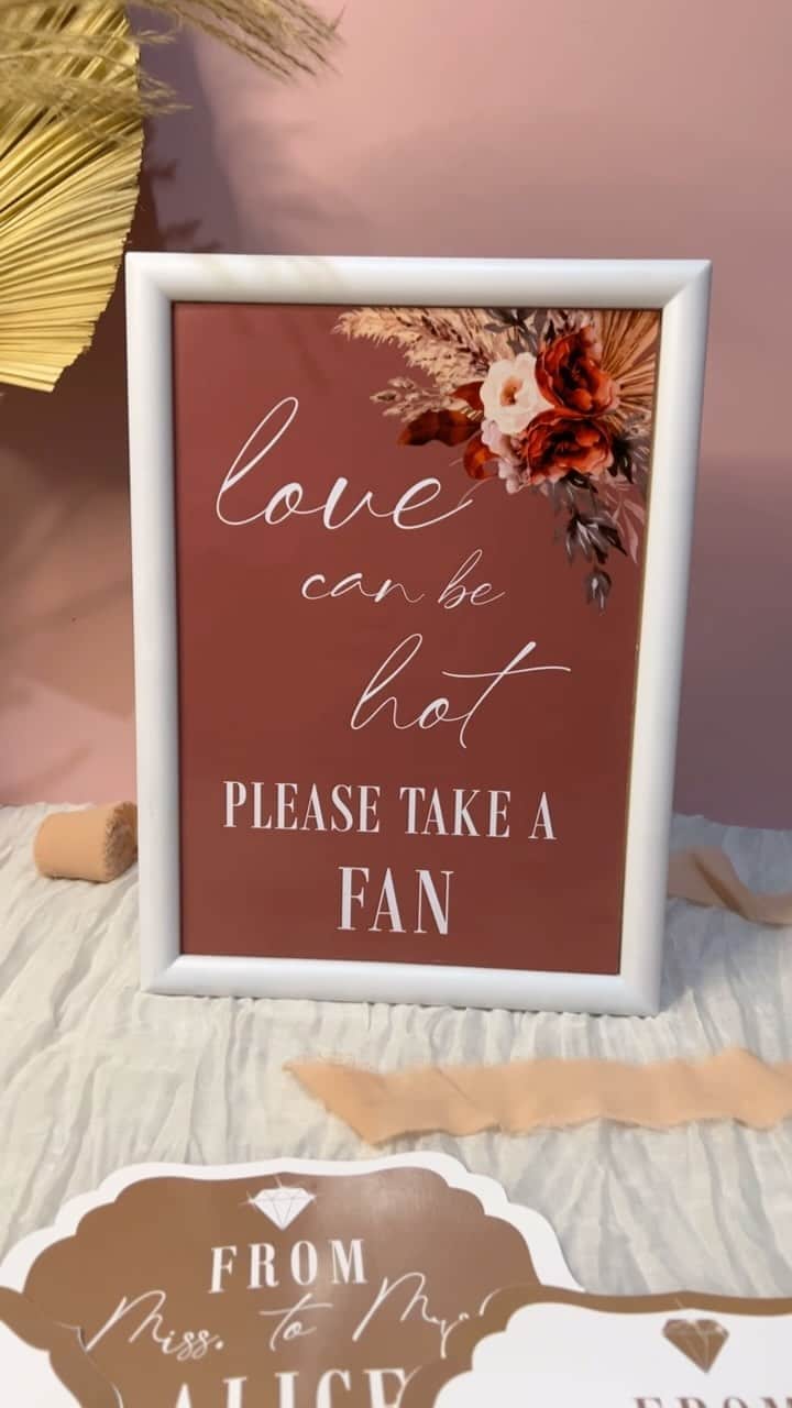 Ŝ Ŋ Ą Ƥ☻Ƥ Ą Ŋ Ĕ Ĺ?Ğ Ƕ SMMのインスタグラム：「Love can be hot please take a FAN❤️. .. . . . .  . #envelopeghana #invitationghana #makingsmileyfaces #weddinginvitationghana #weddingstationeryghana . #weddingsignghana #welcomesignghana」