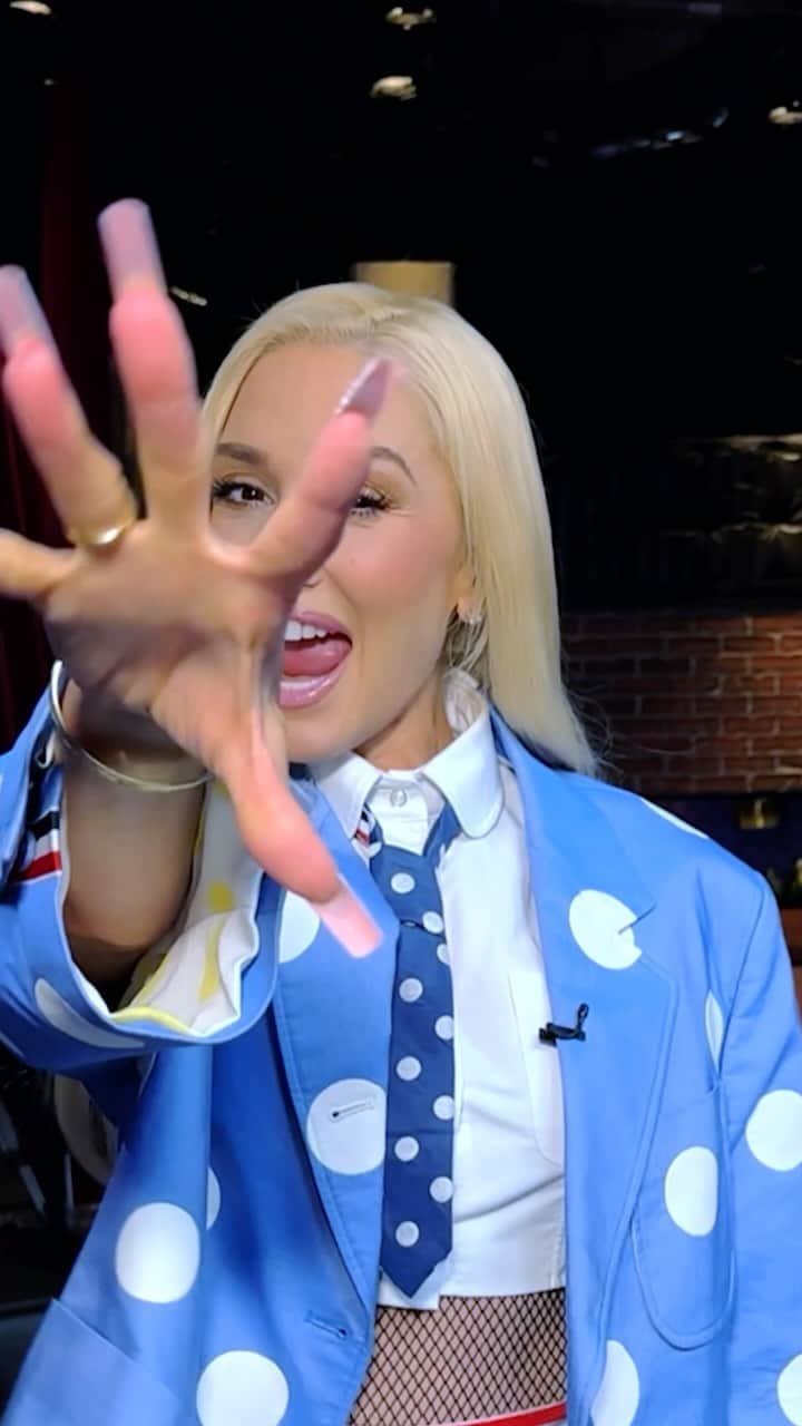 グウェン・ステファニーのインスタグラム：「#teamgwen battles start 2night !! 🩵 let’s hear it 4 @officiallybias @JacquieRoar @thatonecubangirl + @KristenBrownMusic gx」