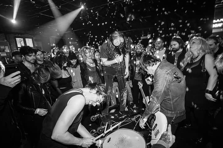 A Place to Bury Strangersさんのインスタグラム写真 - (A Place to Bury StrangersInstagram)「What a blast last night at @thebrooklynmonarch together with @xiuxiuforlife and @high.asfuckband ! Thank you to everyone coming out! Let’s do it again! ⚡️⚡️  Also big THANK YOU to @im_gersonvargas for these amazing pictures! You make us look so dang good!  Posted @withregram • @im_gersonvargas I think my tinitus went up a level, @aptbs did it again; last night’s show at @thebrooklynmonarch was  an absolute anihilation. Last time I saw them was for the @newcolossusfestival in march and I can’t believe how tight and cohesive they have gotten, definitely my favorite NYC band of all time⚡️🔥🖤 . . @aptbs @thebrooklynmonarch #aptbs #aplacetoburystrangers #shoegaze #noise #noisemusic #distortion #nyc #nycmusicians #dedstrangerecords #deadbyaudio」10月24日 6時07分 - aptbs