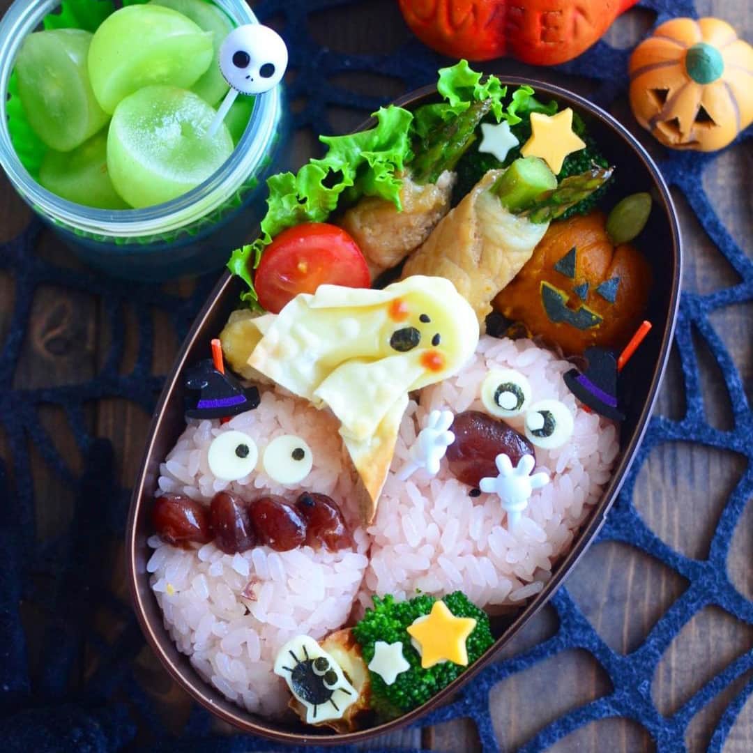 おうちごはん編集部さんのインスタグラム写真 - (おうちごはん編集部Instagram)「【#ハロウィン弁当 5選】  もうすぐハロウィン🎃✨✨   #ジャックオーランタン やおばけなどハロウィンをモチーフにしたお弁当もこの季節ならではですよね🍁  とってもかわいくて素敵なアイデアいっぱいのハロウィン弁当をピックアップしてご紹介します😊💕 ------------------  🎃photo by @kana.obento__   🎃photo by @k_a_k_i__  🎃photo by @hinanami1  🎃photo by @mika_0106h  🎃photo by @hiromitohanami  ------------------  ◆ #おうちごはんLover を付けて投稿するとおうちごはんの記事やこのアカウント、おうちごはん発信のトレンドリリースなどでご紹介させていただくことがございます。スタッフが毎日楽しくチェックしています♪  ［staff : mico］ ------------------  #おうちごはんLover #おうちごはんラバー #ouchigohanlover #ouchigohan #おうちごはん#おうち時間 #暮らしを楽しむ #bento #obento #弁当 #お弁当 #ハロウィン #ハロウィンごはん #Halloween #かぼちゃ #ハロウィンレシピ #料理  #手作りお弁当 #秋弁当 #お弁当作り楽しもう部 #オベンタグラム #今日のお弁当 #毎日お弁当」10月24日 6時00分 - ouchigohan.jp