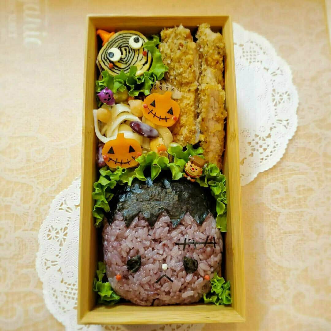 おうちごはん編集部さんのインスタグラム写真 - (おうちごはん編集部Instagram)「【#ハロウィン弁当 5選】  もうすぐハロウィン🎃✨✨   #ジャックオーランタン やおばけなどハロウィンをモチーフにしたお弁当もこの季節ならではですよね🍁  とってもかわいくて素敵なアイデアいっぱいのハロウィン弁当をピックアップしてご紹介します😊💕 ------------------  🎃photo by @kana.obento__   🎃photo by @k_a_k_i__  🎃photo by @hinanami1  🎃photo by @mika_0106h  🎃photo by @hiromitohanami  ------------------  ◆ #おうちごはんLover を付けて投稿するとおうちごはんの記事やこのアカウント、おうちごはん発信のトレンドリリースなどでご紹介させていただくことがございます。スタッフが毎日楽しくチェックしています♪  ［staff : mico］ ------------------  #おうちごはんLover #おうちごはんラバー #ouchigohanlover #ouchigohan #おうちごはん#おうち時間 #暮らしを楽しむ #bento #obento #弁当 #お弁当 #ハロウィン #ハロウィンごはん #Halloween #かぼちゃ #ハロウィンレシピ #料理  #手作りお弁当 #秋弁当 #お弁当作り楽しもう部 #オベンタグラム #今日のお弁当 #毎日お弁当」10月24日 6時00分 - ouchigohan.jp
